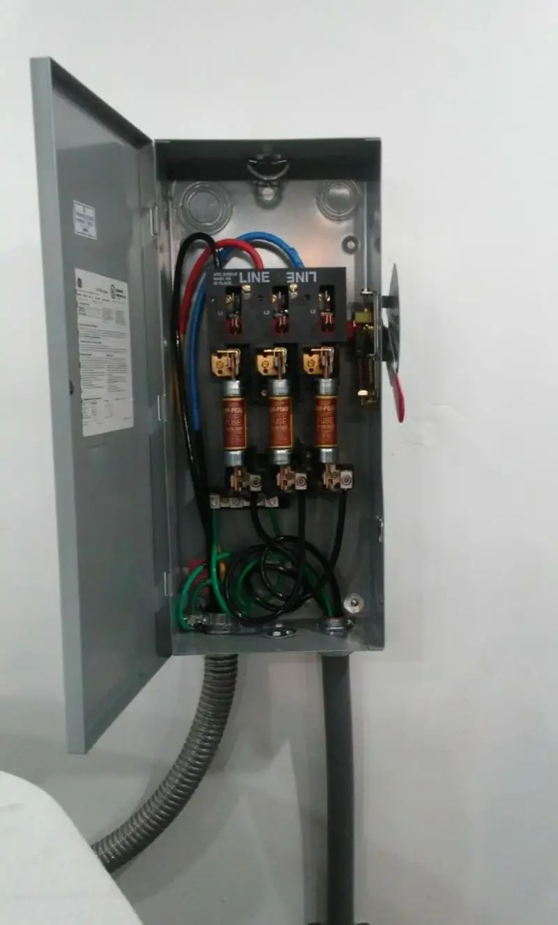 Three-phase disconnect switch installed for Smoke Detector Installation in Lake Wales